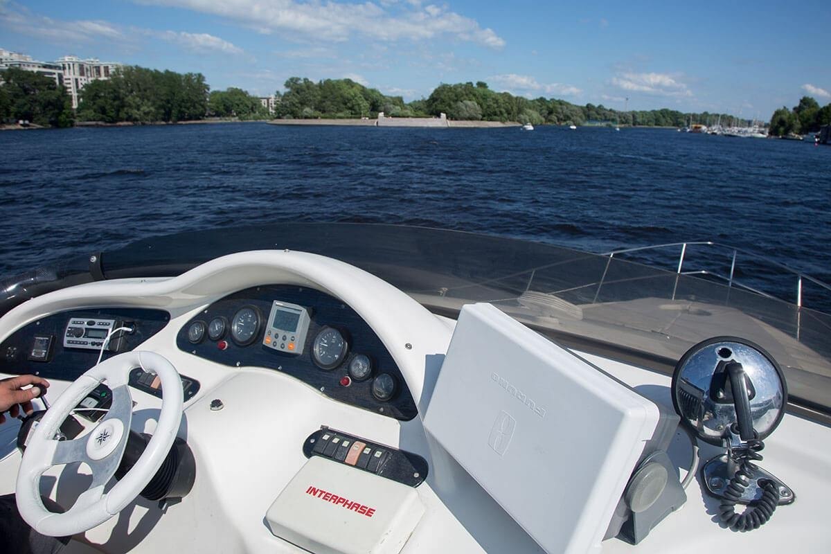 Яхта «Азимут 46 / Azimut 46» на прогулке по Неве и заливу