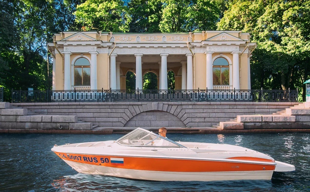 Гости поднимаются на катер «Артик» перед выходом в акваторию