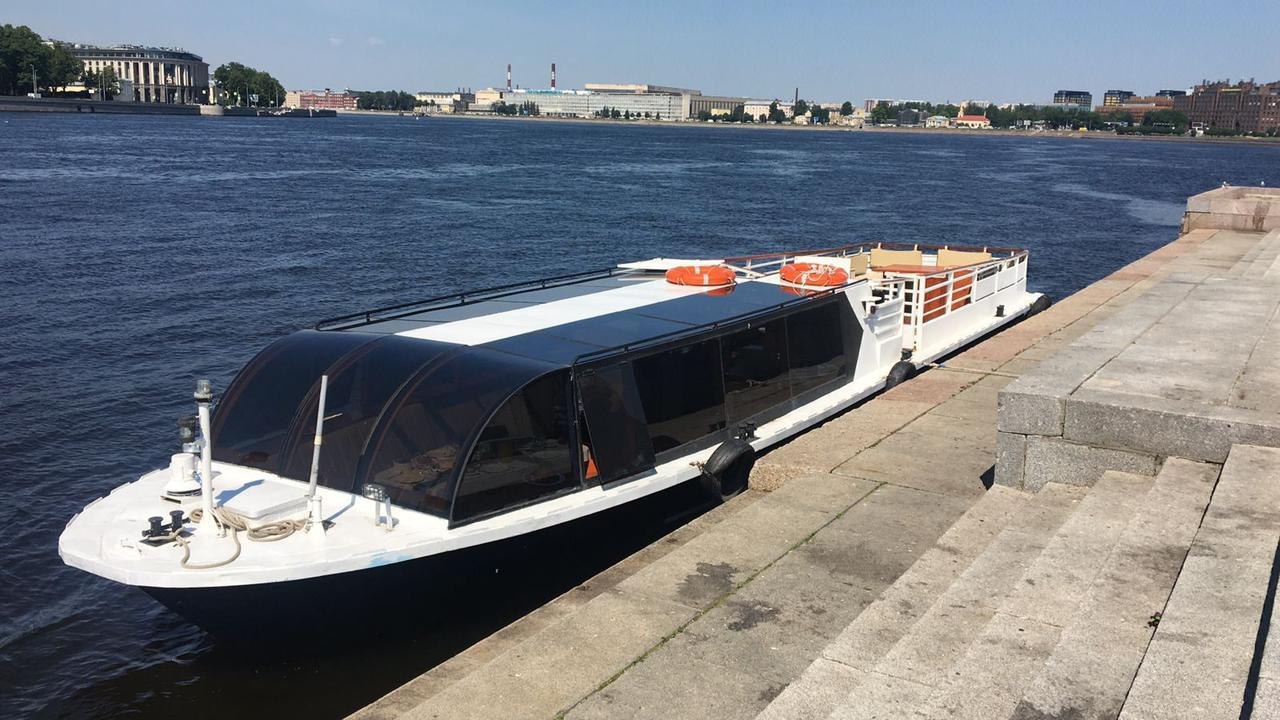 Борт «Форт Ривер» (теплоход) у причала на Петровской косе