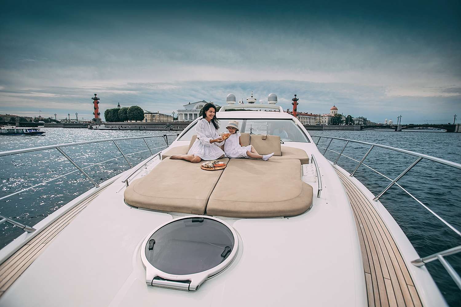 Яхта «Azimut 62» — салон и палуба, прямое бронирование