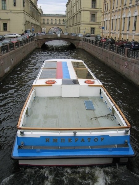 Швартовка теплохода «Император» в марине перед арендой
