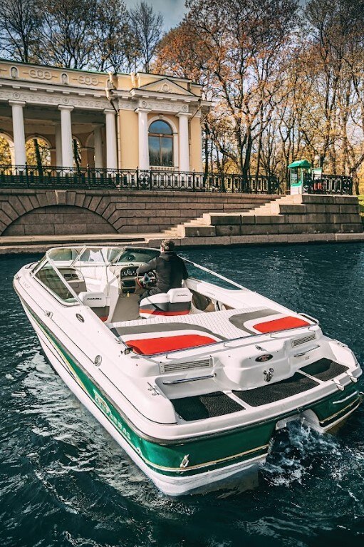 Швартовка катера «Майами» в марине перед арендой