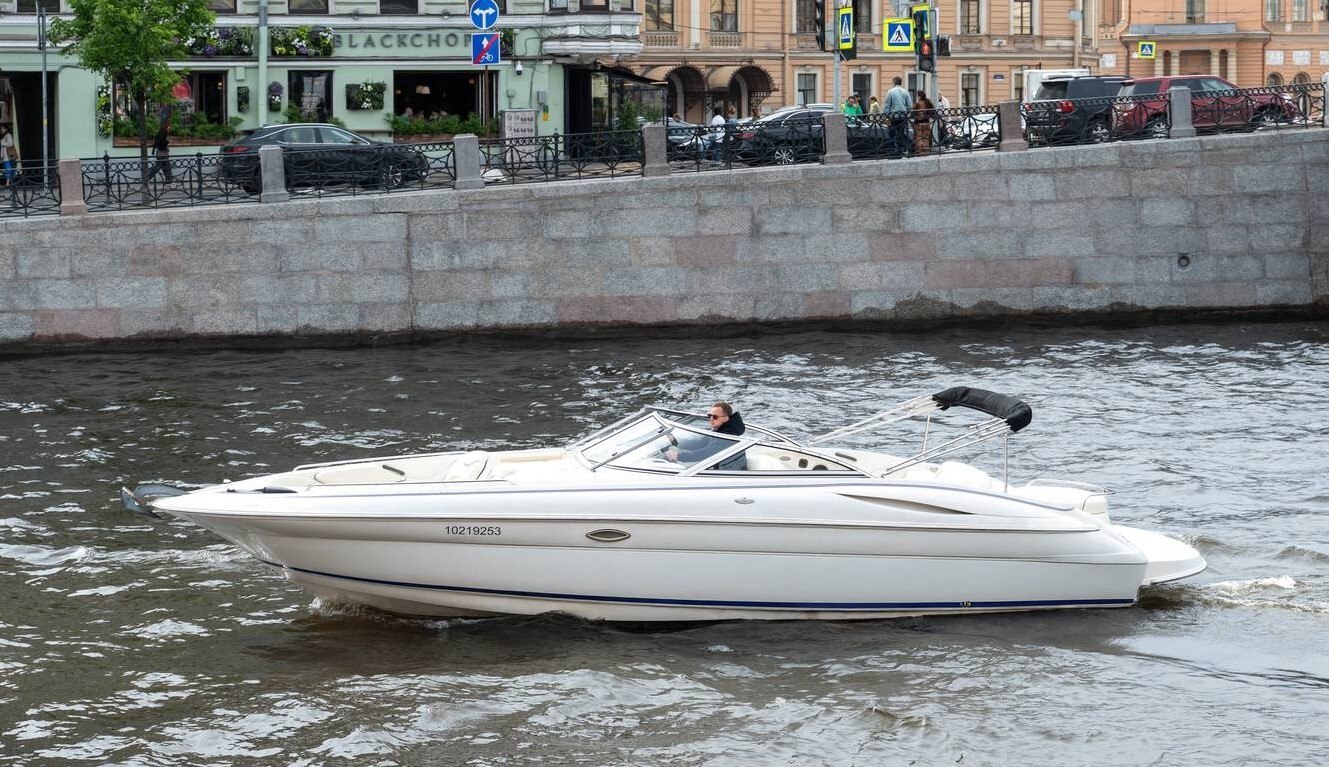 Кормовая палуба катера «Монтерей (Monterey) 298 SS» для приёма гостей