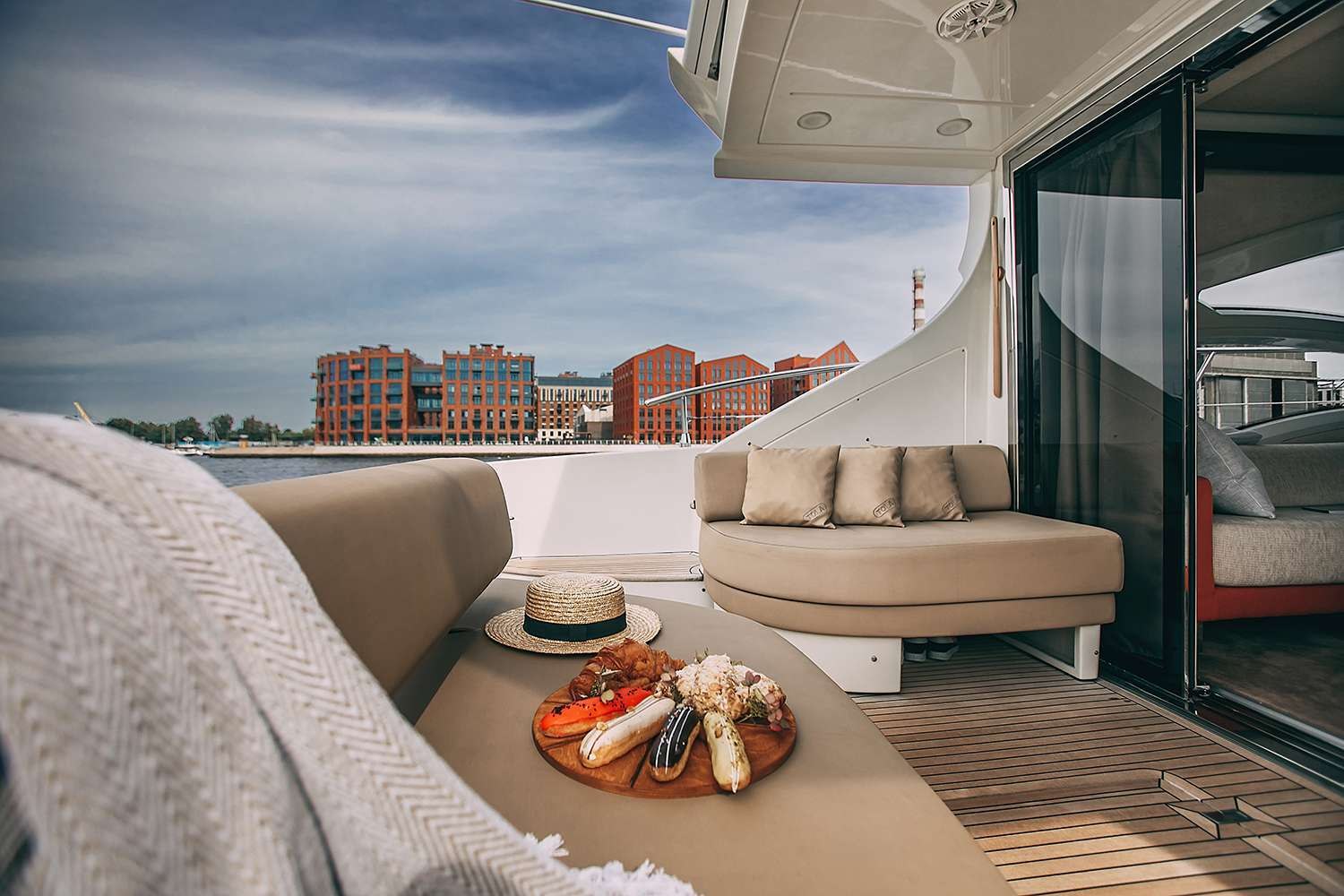 Яхта «Azimut 62» на прогулке по Неве и заливу