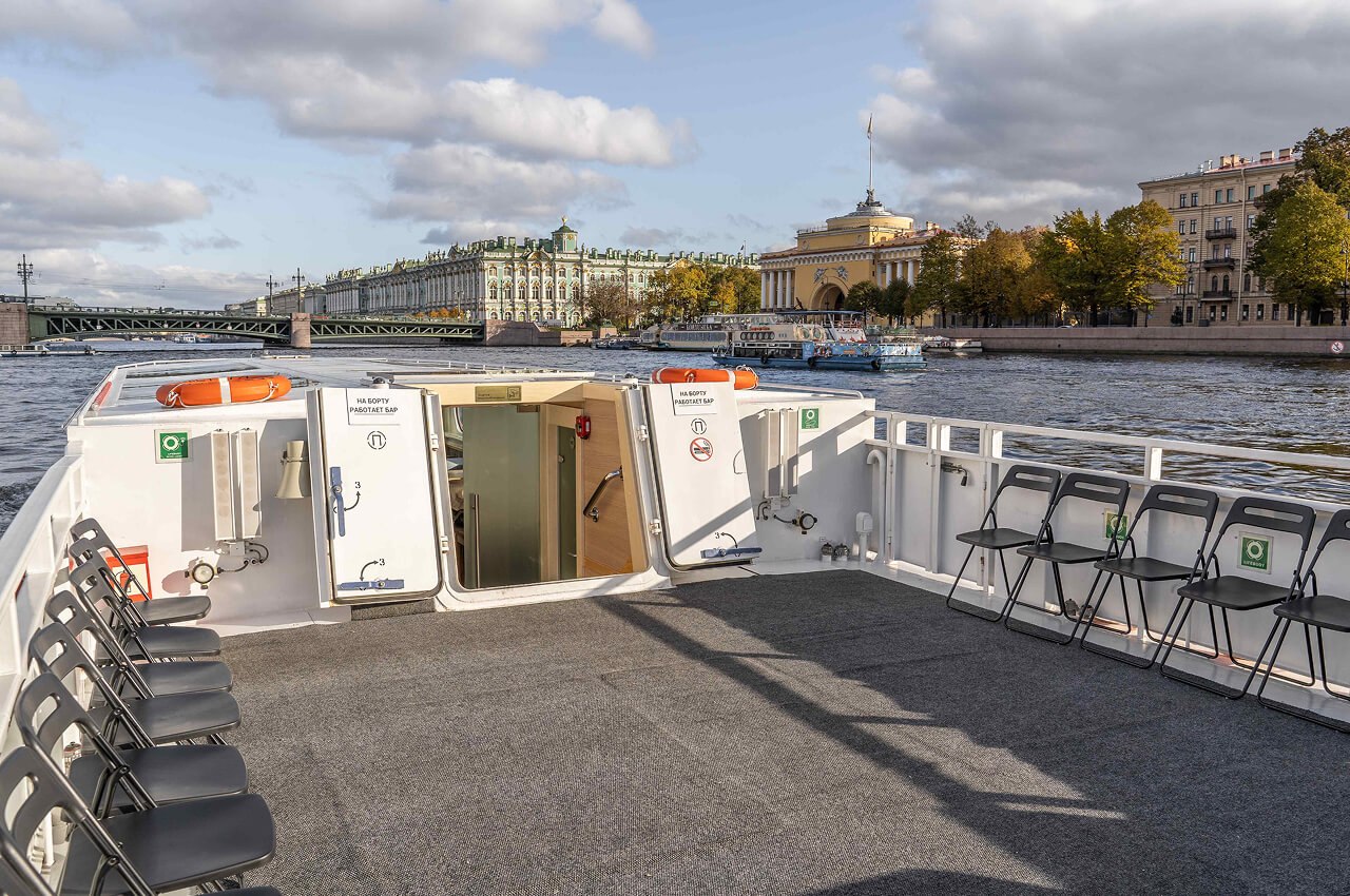 Теплоход «Деметра» на прогулке по Неве и заливу