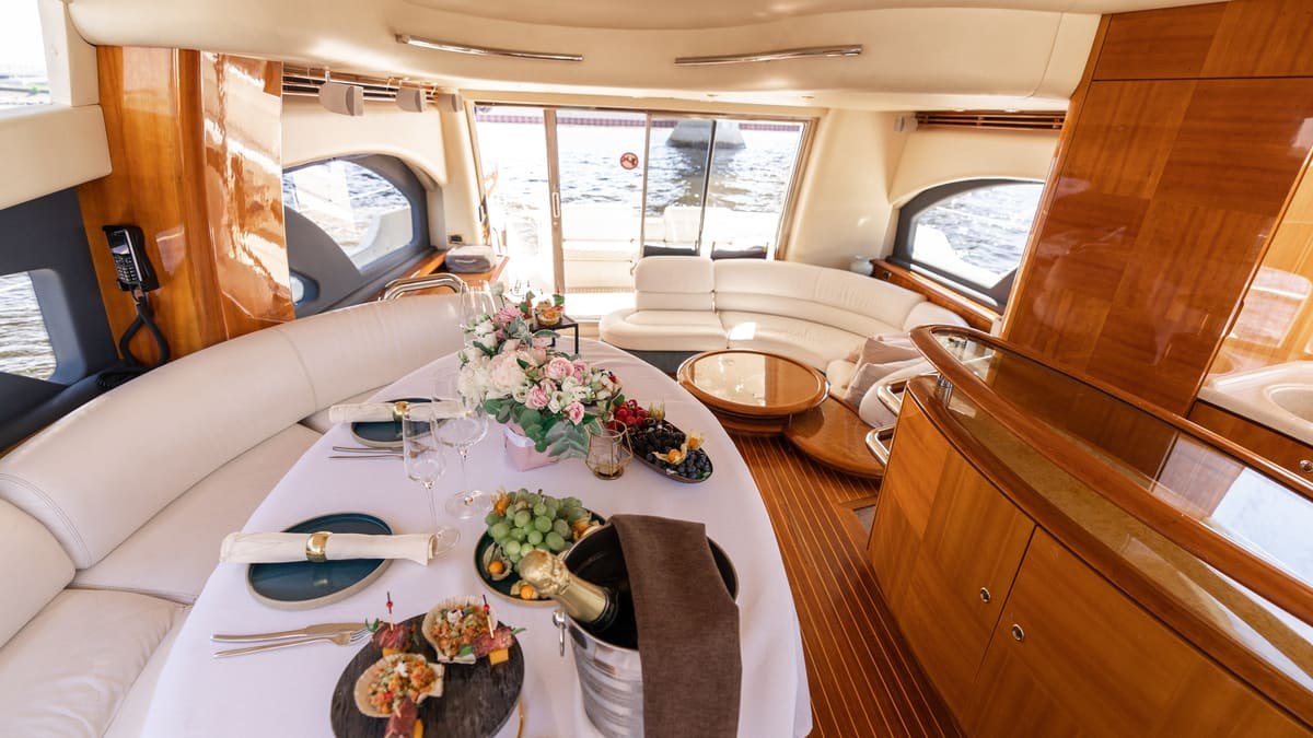 Штурвал и рубка яхты «Азимут 55 / Azimut 55» — снаряжение к рейсу