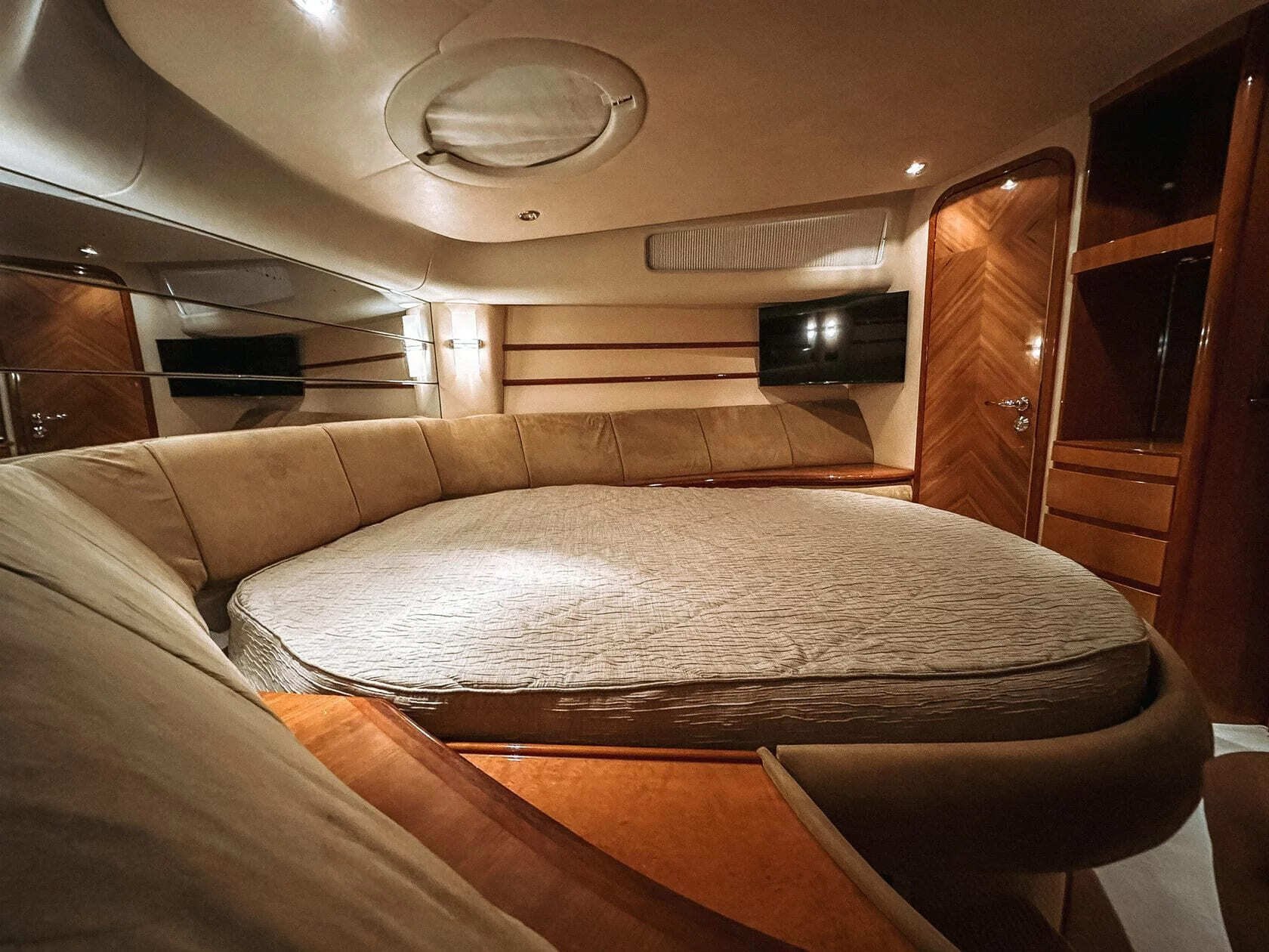 Борт «Азимут 46 / Azimut 46» (яхта) у причала на Петровской косе (14)