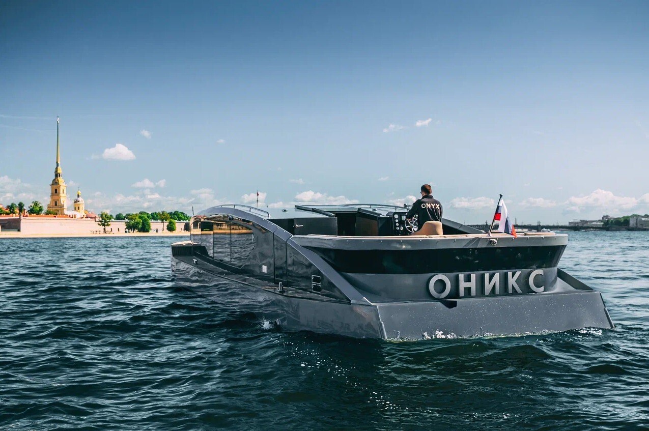 Борт «Оникс (Onyx)» (яхта) у причала на Петровской косе