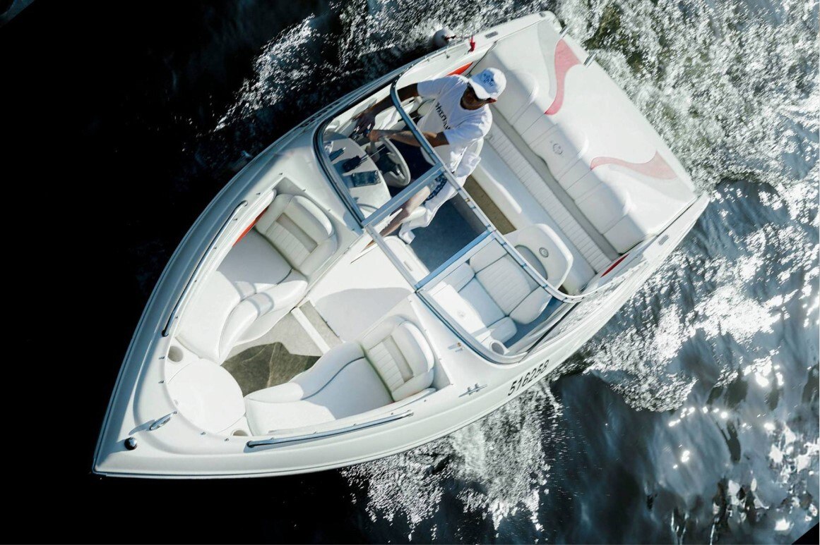 Кормовая палуба катера «Стинг 185 (Stingray 185)» для приёма гостей