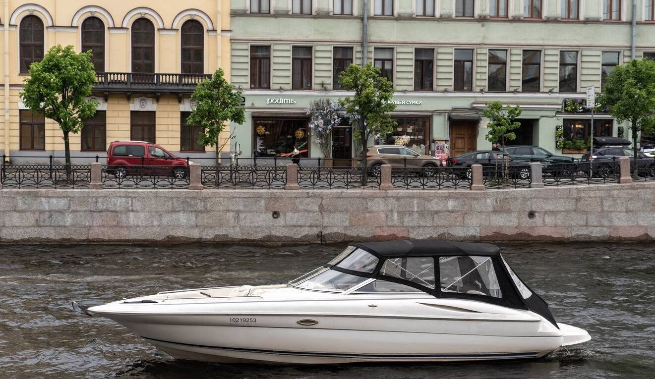 Катер «Монтерей (Monterey) 298 SS» ночью у разводных мостов Петербурга