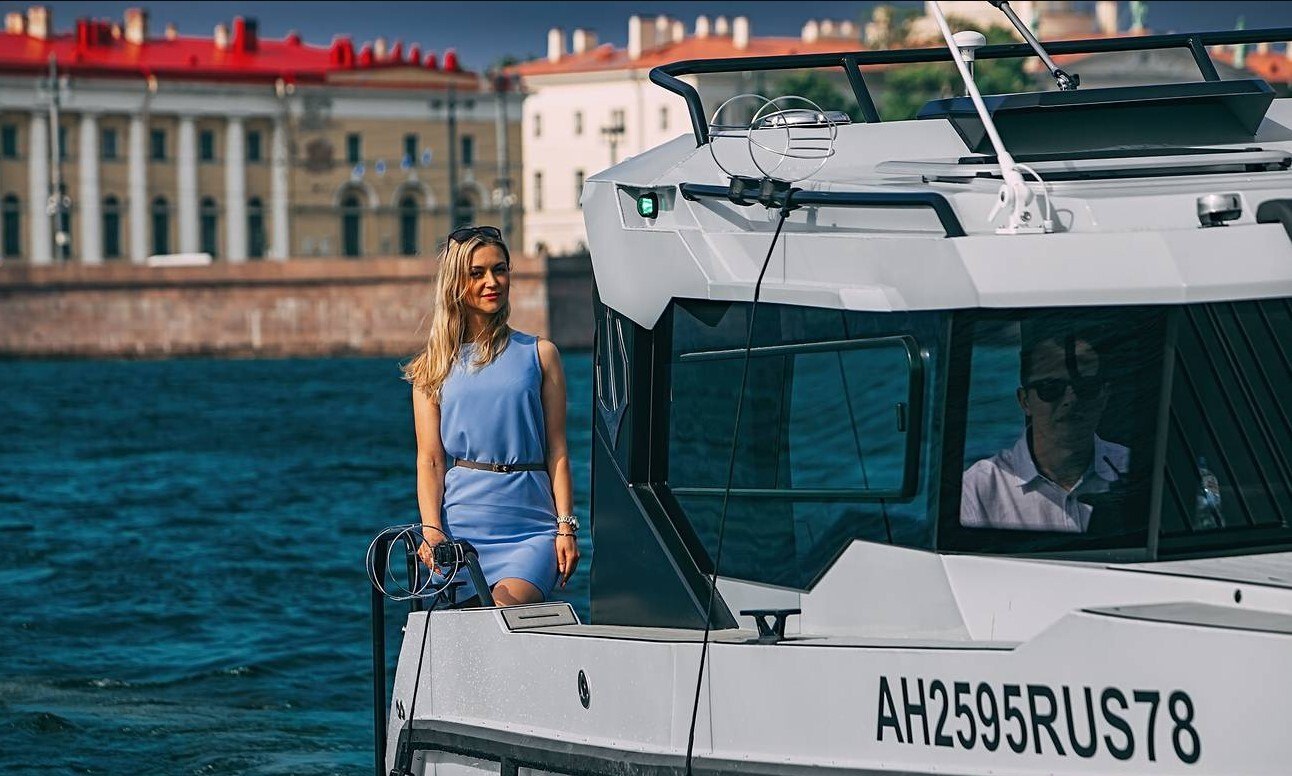 Швартовка катера «Формула А8» в марине перед арендой