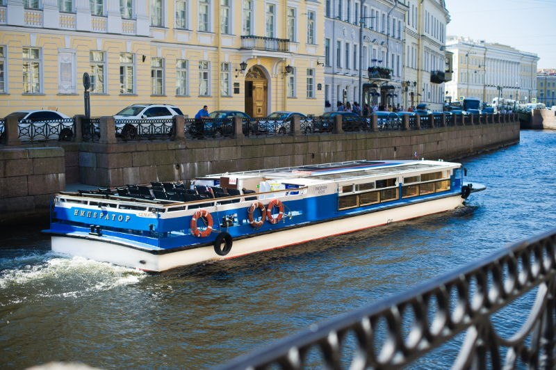 Борт «Император» (теплоход) у причала на Петровской косе (14)