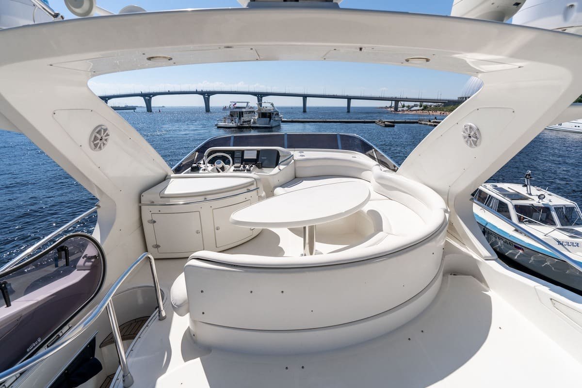 Гости поднимаются на яхту «Азимут 55 / Azimut 55» перед выходом в акваторию