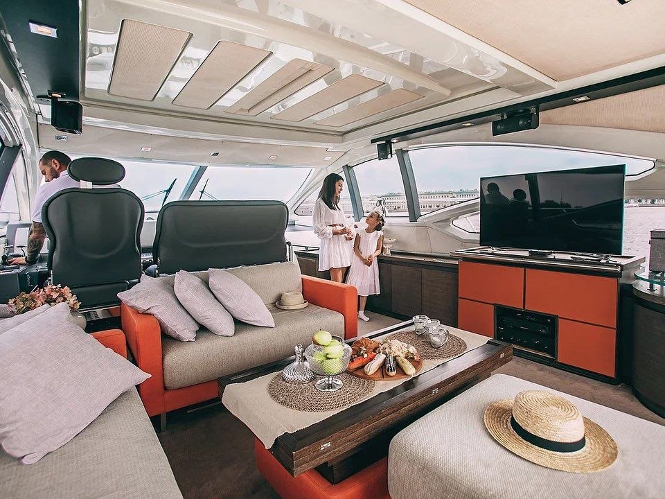 Яхта «Azimut 62» под парусом на закате — Финский залив