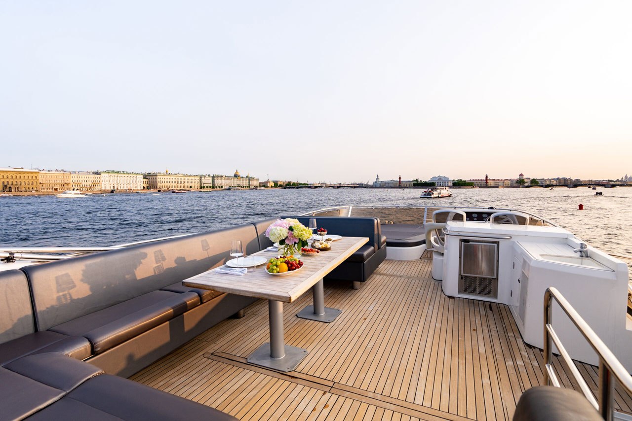 Гости поднимаются на яхту «Sunseeker Pallada 70» перед выходом в акваторию