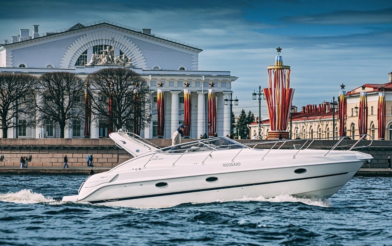 Швартовка катера «Кранчи 34 / Cranchi 34» в марине перед арендой