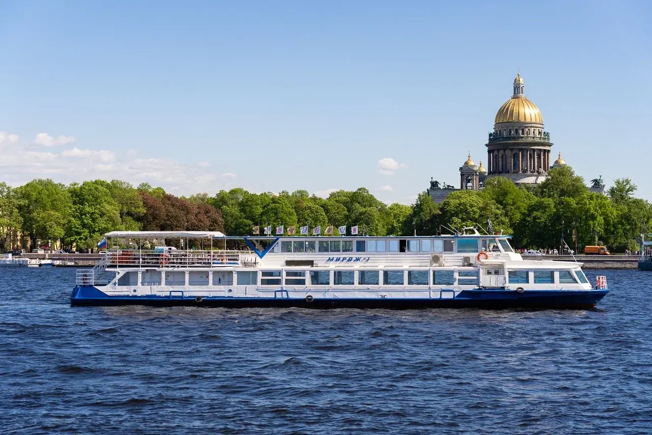 Теплоход «Мираж» на прогулке по Неве и заливу