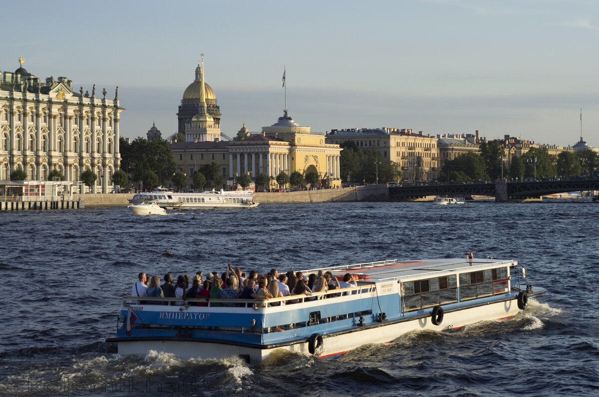 Борт «Император» (теплоход) у причала на Петровской косе
