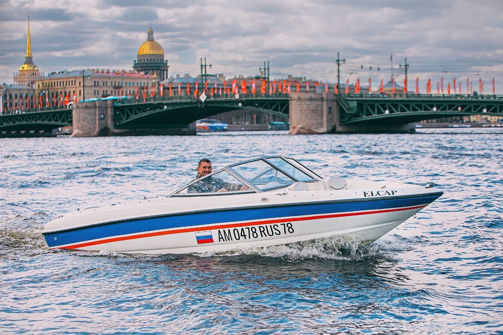 Катер «Элькап» ночью у разводных мостов Петербурга