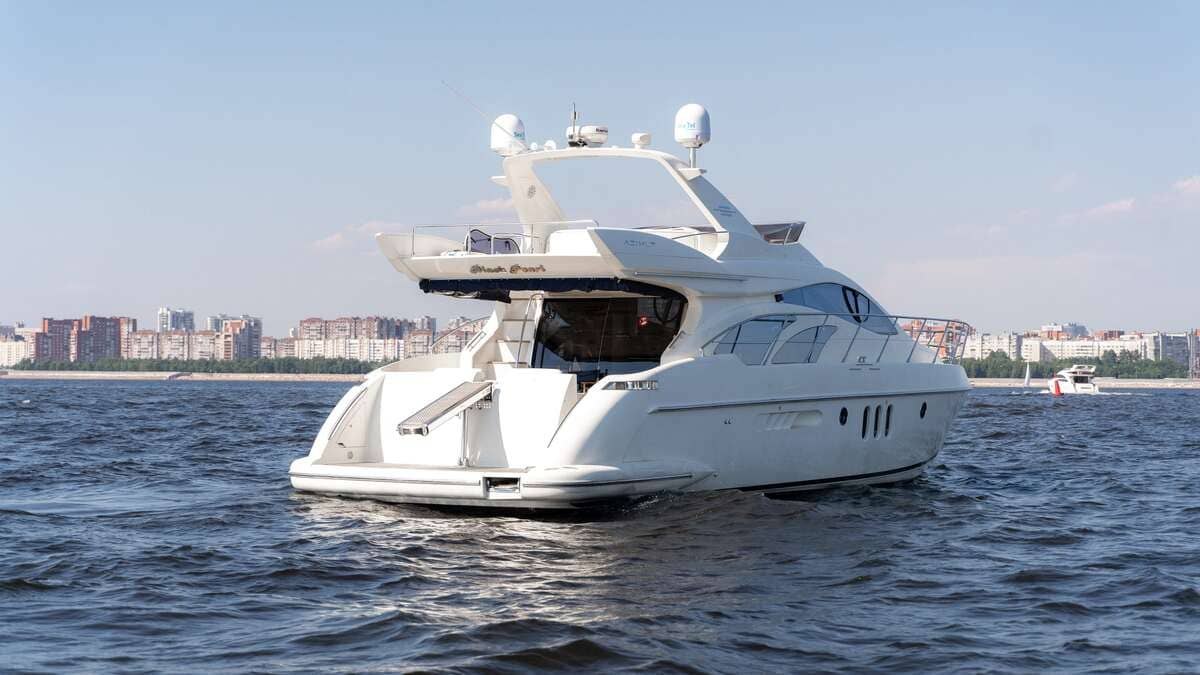 Борт «Азимут 55 / Azimut 55» (яхта) у причала на Петровской косе
