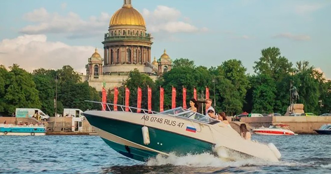 Борт «Катюша» (катер) у причала на Петровской косе