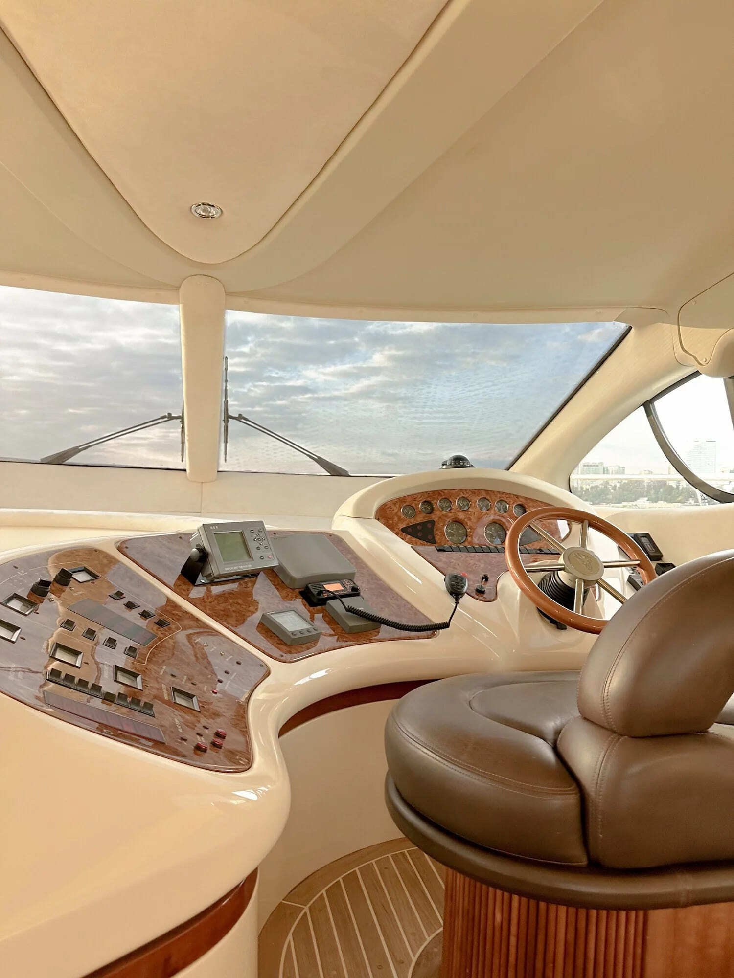 Штурвал и рубка яхты «Азимут 46 / Azimut 46» — снаряжение к рейсу