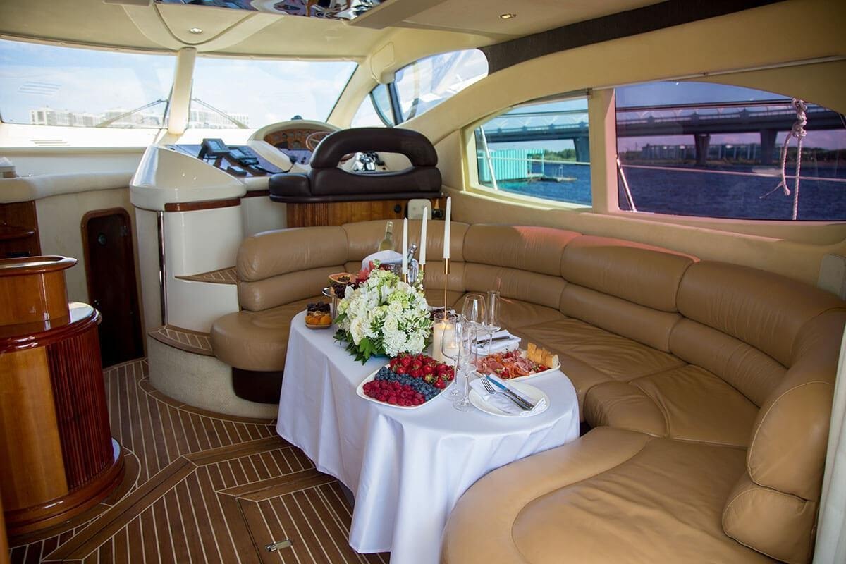 Яхта «Азимут 46 / Azimut 46» проходит фарватером мимо фортов Кронштадта