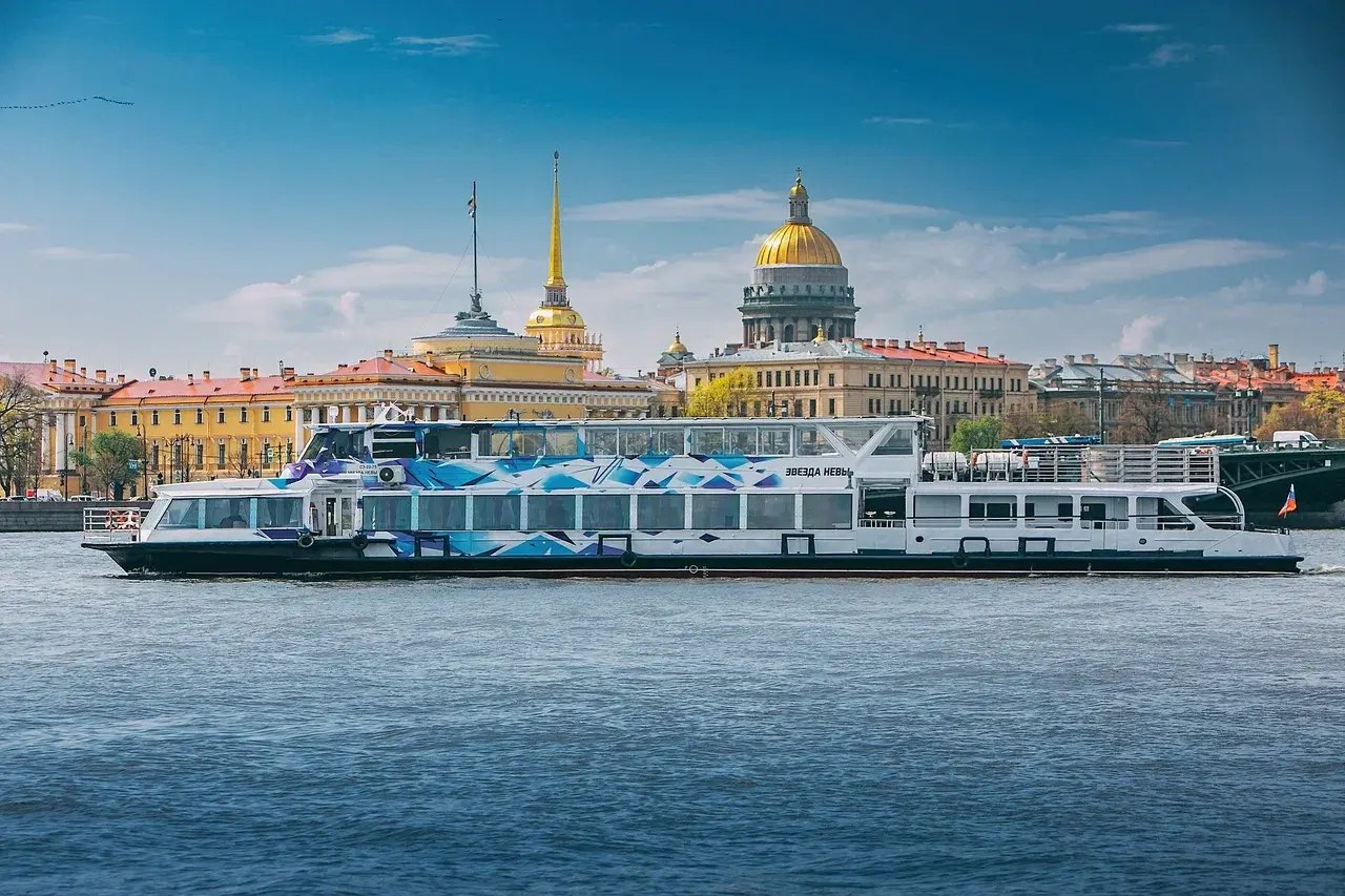 Борт «Звезда Невы» (теплоход) у причала на Петровской косе