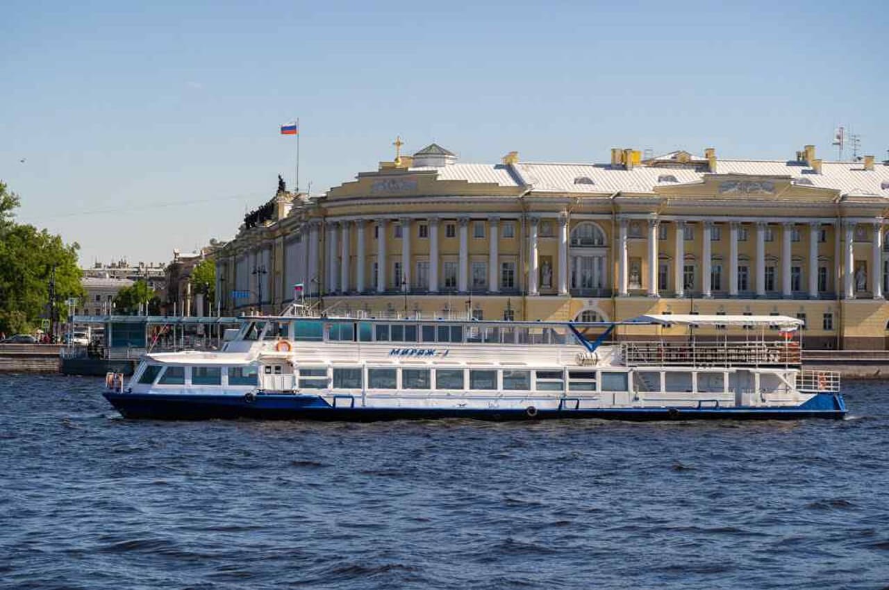 Гости поднимаются на теплоход «Мираж» перед выходом в акваторию