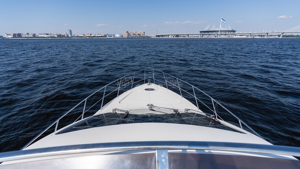 Яхта «Азимут 55 / Azimut 55» под парусом на закате — Финский залив