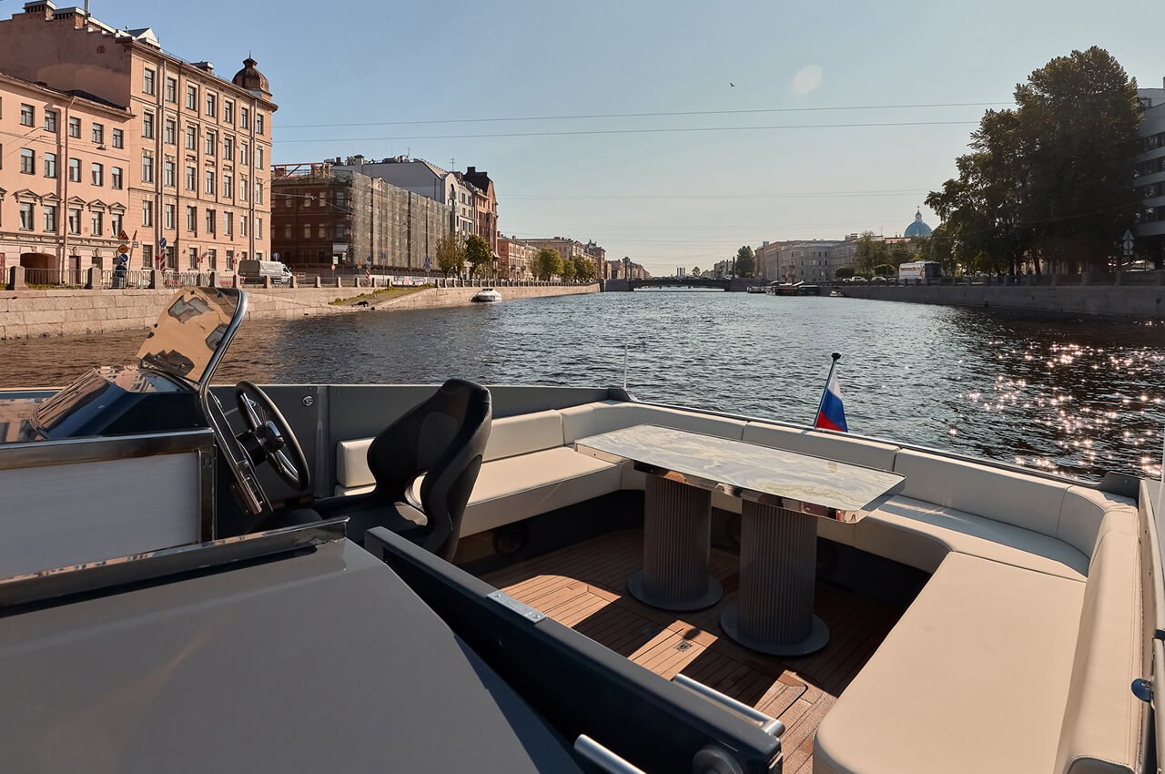 Борт «Бангкок» (катер) у причала на Петровской косе