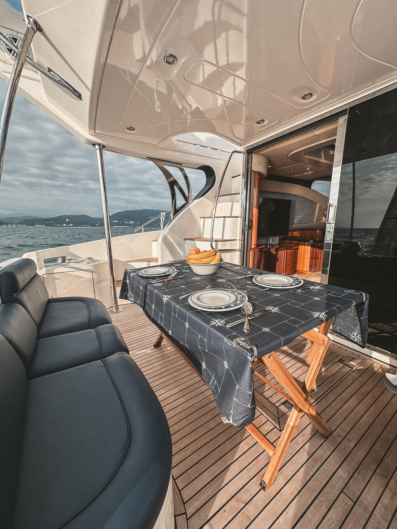 Яхта «Азимут 46 / Azimut 46» ночью у разводных мостов Петербурга