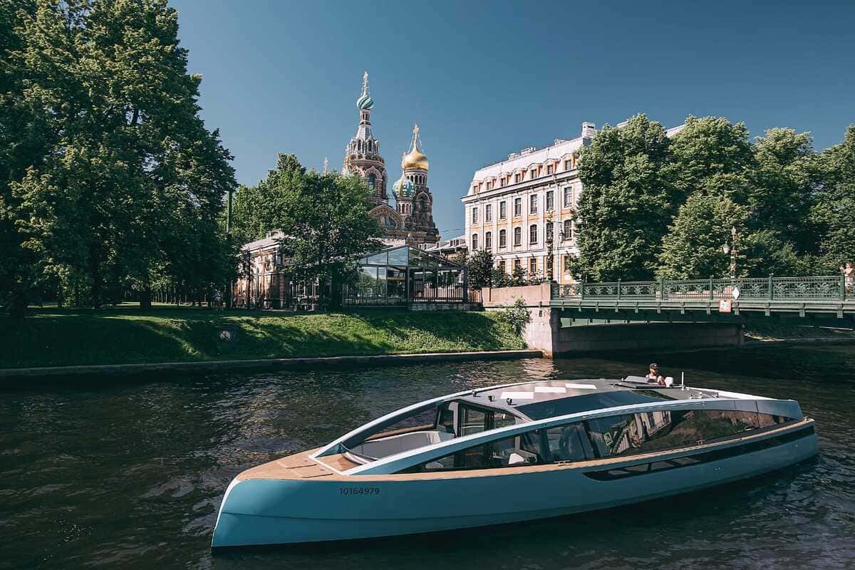 Катер «Монако» ночью у разводных мостов Петербурга