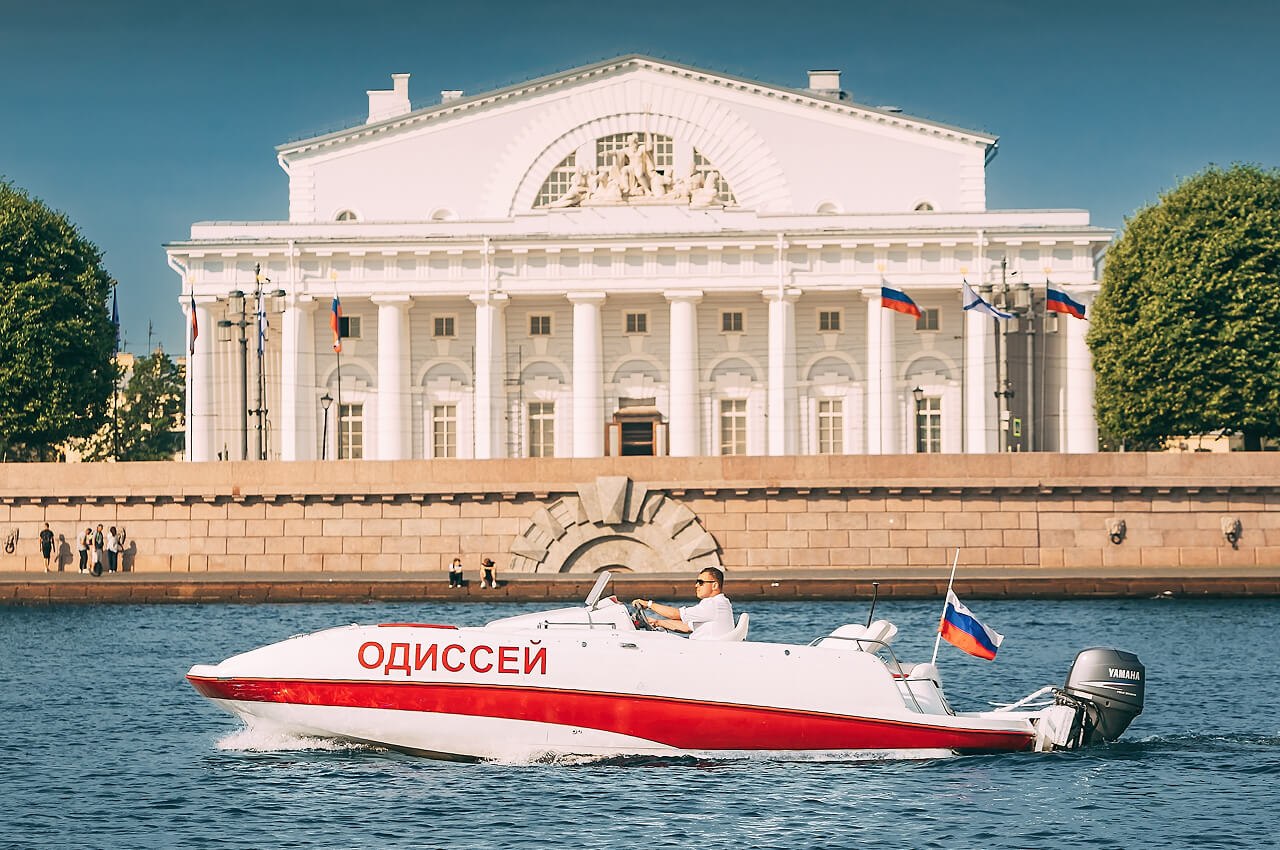Гости поднимаются на катер «Одиссей» перед выходом в акваторию