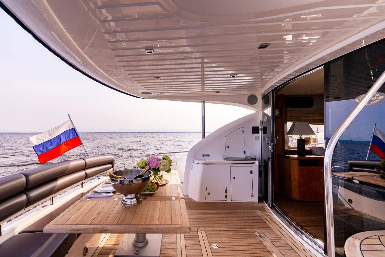 Яхта «Sunseeker Pallada 70» на прогулке по Неве и заливу