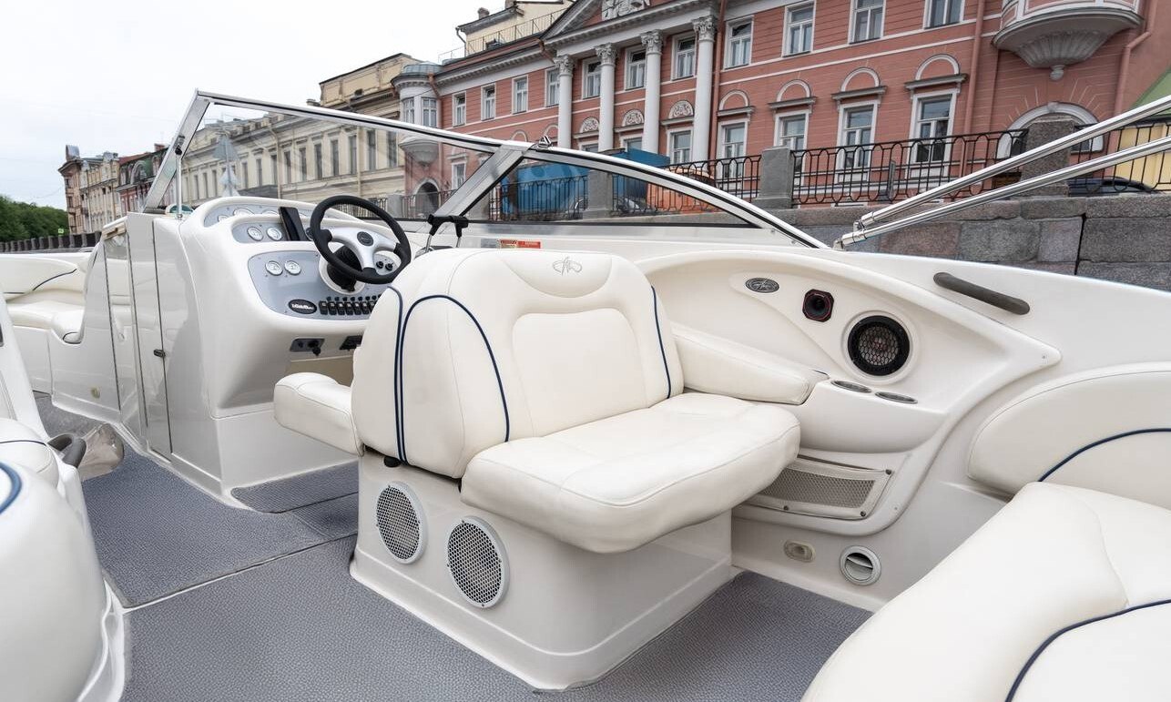 Швартовка катера «Монтерей (Monterey) 298 SS» в марине перед арендой