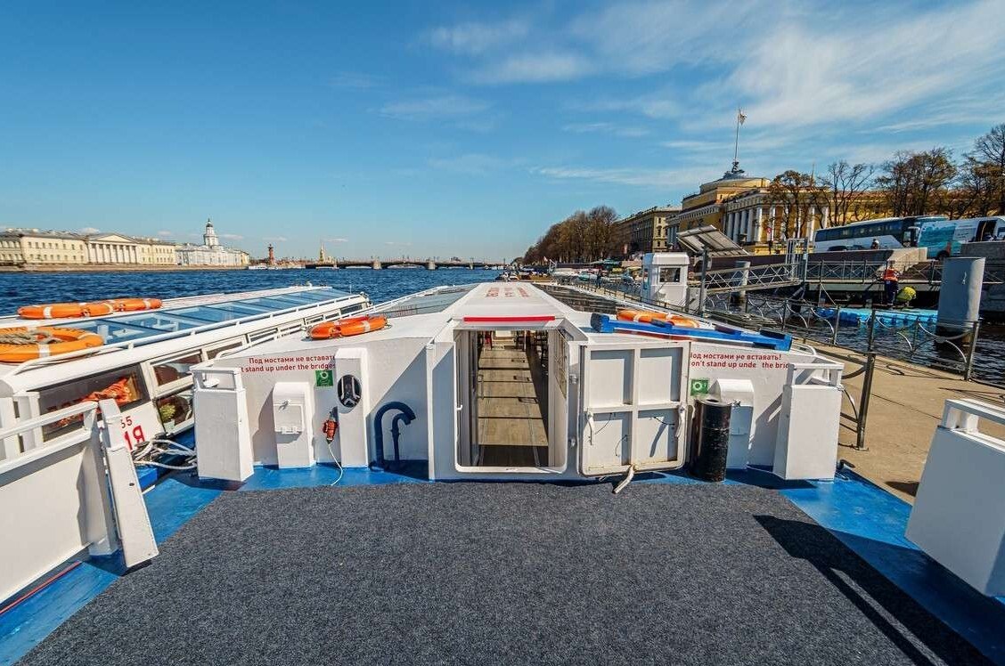 Теплоход «Тамерлан» ночью у разводных мостов Петербурга