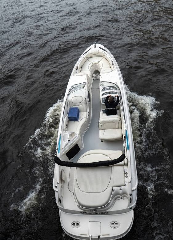 Катер «Монтерей (Monterey) 298 SS» проходит фарватером мимо фортов Кронштадта