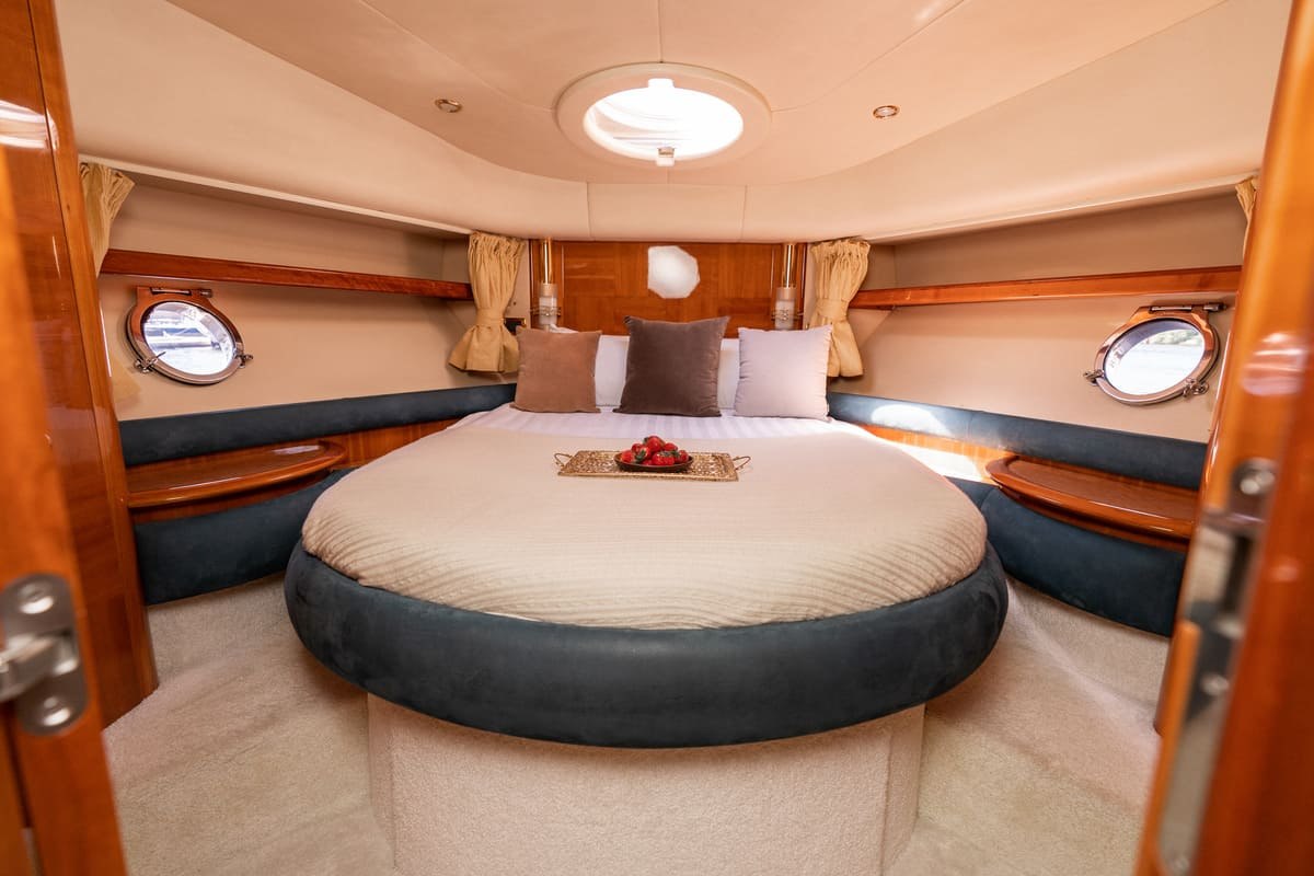 Швартовка яхты «Азимут 55 / Azimut 55» в марине перед арендой
